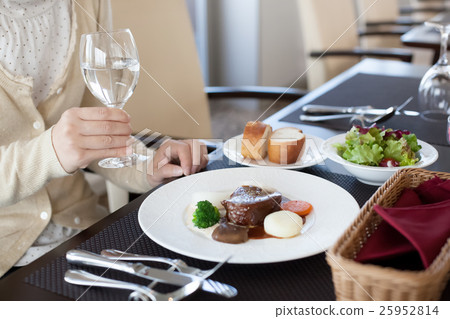 一個女人在一家精緻的法國餐廳用餐 一個女人在一家精緻的法國餐廳用餐 25952814