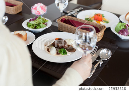 一個女人在一家精緻的法國餐廳用餐 25952818