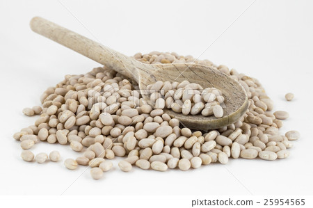 图库照片 navy beans in wooden spoon