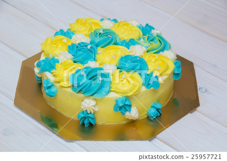 sponge cake with cream 25957721