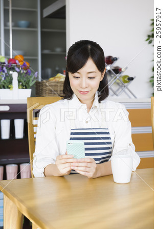 女性主婦家事烹調房子老闆智能手機烹調和服務母親母親媽媽 25957917