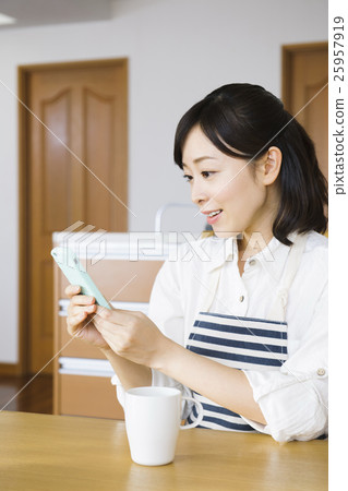 女性主婦家事烹調房子老闆智能手機烹調和服務母親母親媽媽 25957919
