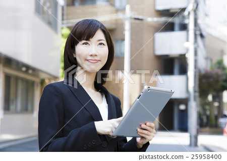 企業夫人通勤者以後的辦公室片劑出勤女商人保險財政銷售 企業夫人通勤者以後的辦公室片劑出勤女商人保險財政銷售 25958400