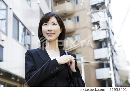 商務女性通勤上班參加工作女性保險金融銷售 商務女性通勤上班參加工作女性保險金融銷售 25958401