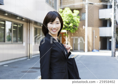 商務女性通勤上班參加工作女性保險金融銷售 商務女性通勤上班參加工作女性保險金融銷售 25958402