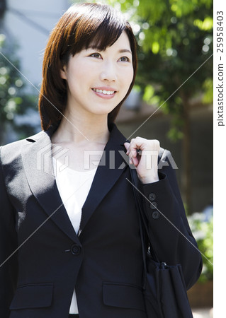 商務女性通勤上班參加工作女性保險金融銷售 商務女性通勤上班參加工作女性保險金融銷售 25958403