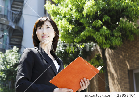 商務女性通勤上班參加工作女性保險金融銷售 商務女性通勤上班參加工作女性保險金融銷售 25958404