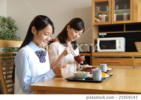 Child with a smartphone while eating 25959143