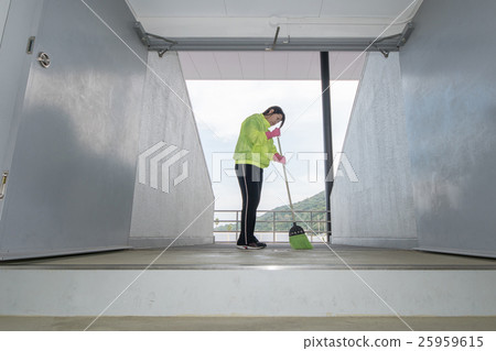 設施工作人員 25959615