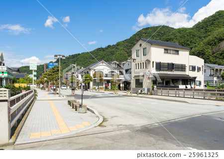 在商店街道上的願望橋樑 在商店街道上的願望橋樑 25961325