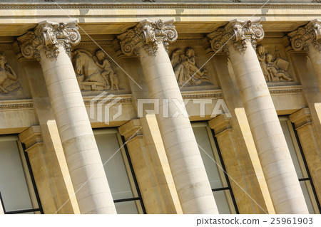 Small Palais colomn closeup in Paris 25961903
