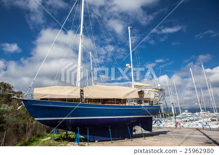 boats serviced in the harbour 25962980