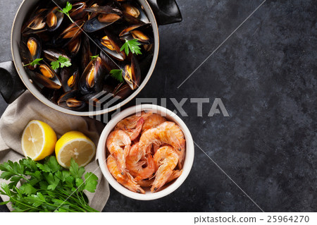 Mussels and shrimps 25964270