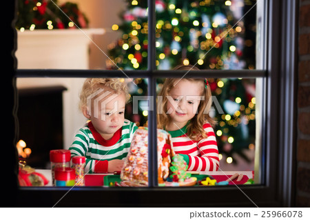 Kids making Christmas ginger bread house 25966078