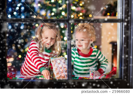 Kids making Christmas ginger bread house 25966080