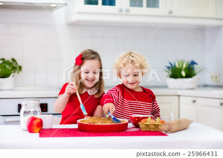 Kids baking apple pie 25966431