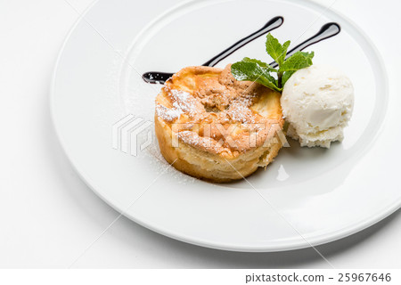apple cake with ice cream 25967646