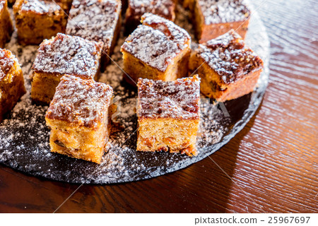 almond cake 25967697