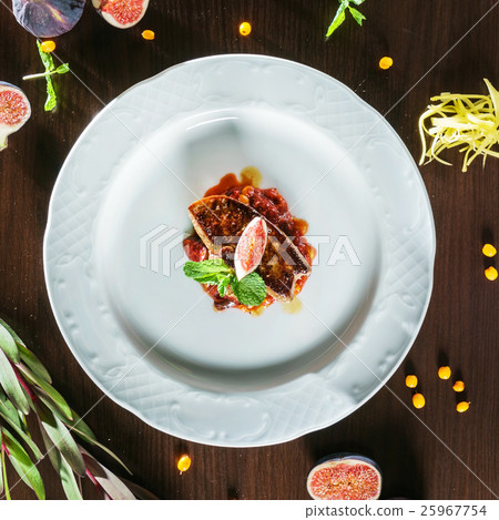Fried foie gras with figs 25967754