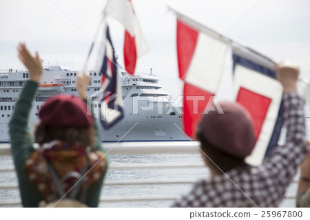 一艘客船將被送走 25967800