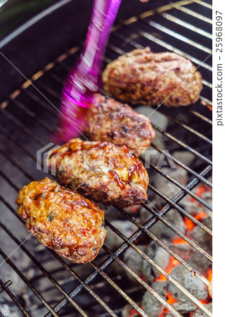 grilled cutlets with vegetables 25968097