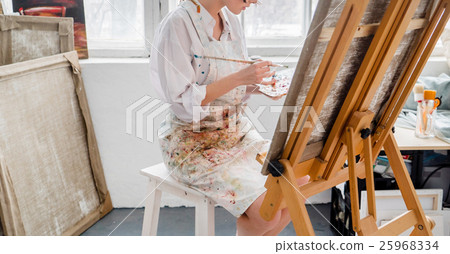 painter in her studio 25968334