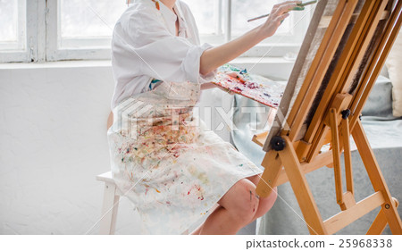 painter in her studio 25968338