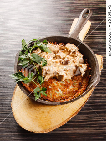 potato pancake with meat 25968345