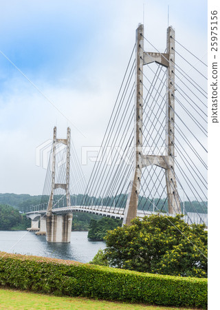 With Twin Bridge 25975156