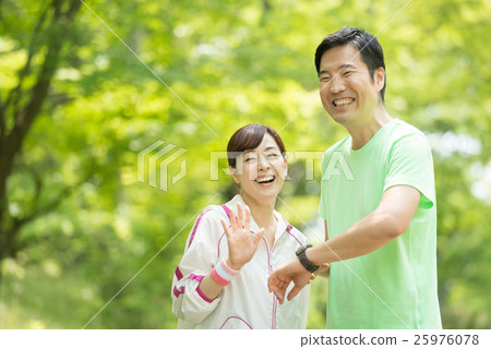 Middle couple image 25976078