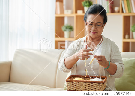 Knitting woman 25977145