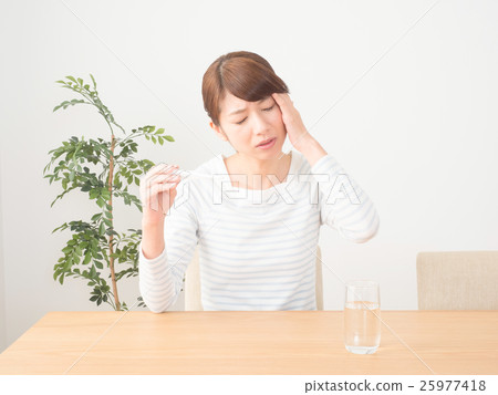 一個女人感冒和捕捉熱量 25977418