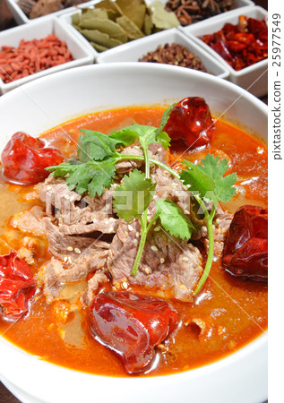 Poached sliced beef in hot chili oil  25977549