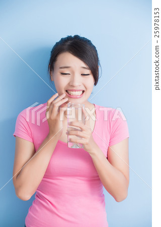 woman with sensitive teeth 25978153