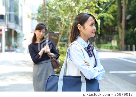 Fighting middle school student and mother 25979012