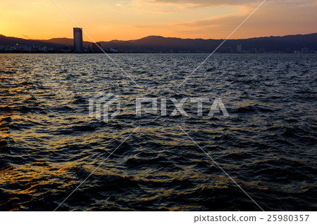 琵琶湖在晚上和薩寧 25980357