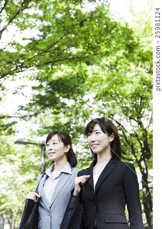 上班的企業通勤者女性女商人推銷員工作 上班的企業通勤者女性女商人推銷員工作 25981124