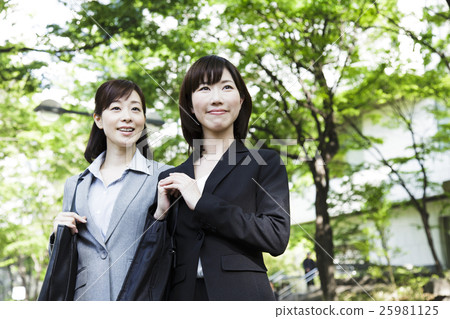 上班的企業通勤者女性女商人推銷員工作 25981125