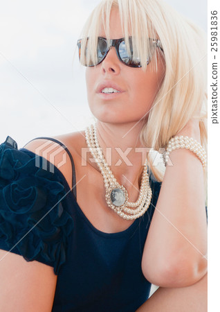 Fancy blonde 25981836