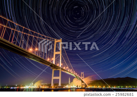 室蘭市的天鵝橋和星星的軌跡 25982681