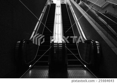 Escalator (7) Escalator (7) 25984643