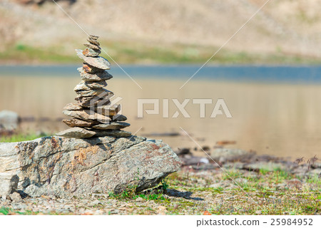 Mark of the right way in the mountains 25984952