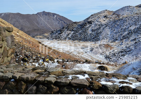 Snowy mountainous mountain 25985215