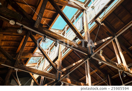 木屋 木材 屋頂 梁柱 25985594