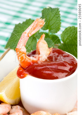 shrimp with tomato sauce 25989045