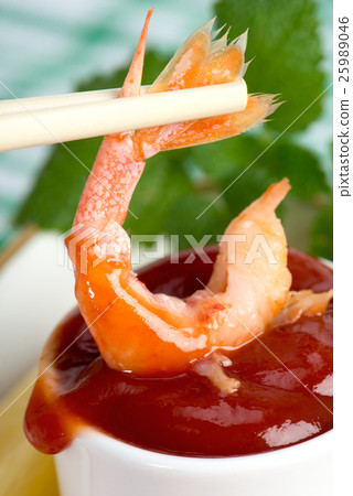 shrimp with tomato sauce 25989046