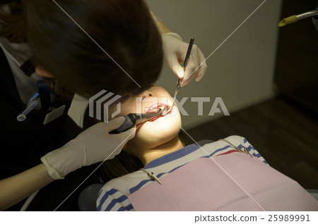 A child who came to a dentist (mirror) A child who came to a dentist (mirror) 25989991