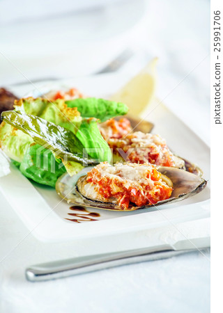 mussels baked with parmesan and herbs 25991706