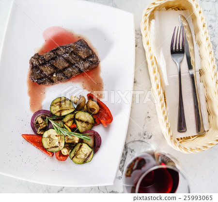 steak with vegetables 25993065