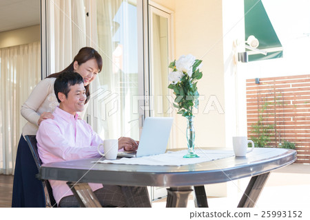 中間夫婦,在露台上放鬆身心 中間夫婦,在露台上放鬆身心 25993152